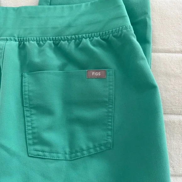 FIGS Surgical Green Scrub Set - Picture 7 of 9